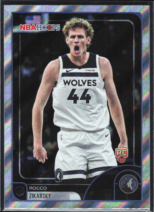 2025-26 Hoops #169 Rocco Zikarsky Rainbow - framsida